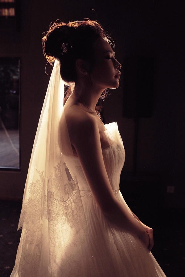 Khoảnh khắc hồi hộp của người đẹp trước giờ làm hôn lễ.