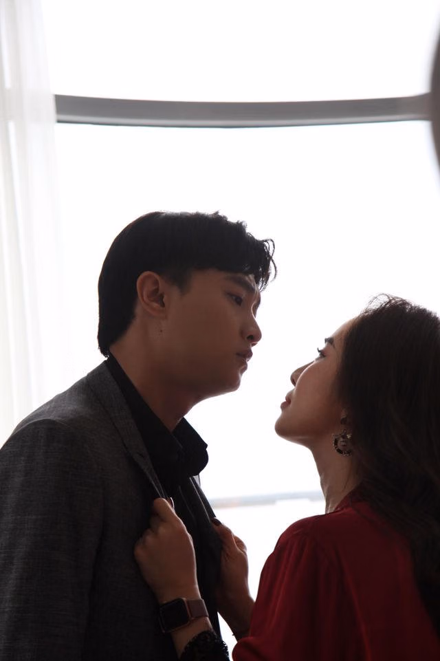 Quỳnh Nga tiết lộ suýt ngã dập mặt vì hôn Quốc Trường trong “Về nhà đi con” - 1