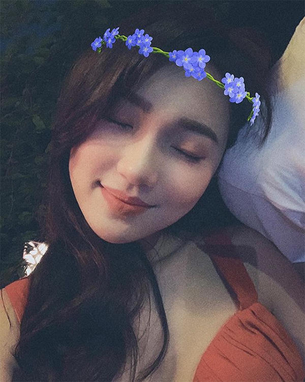 Ngọc Nữ mơ màng tựa đầu vào vai trai lạ. Ảnh: Instagram.