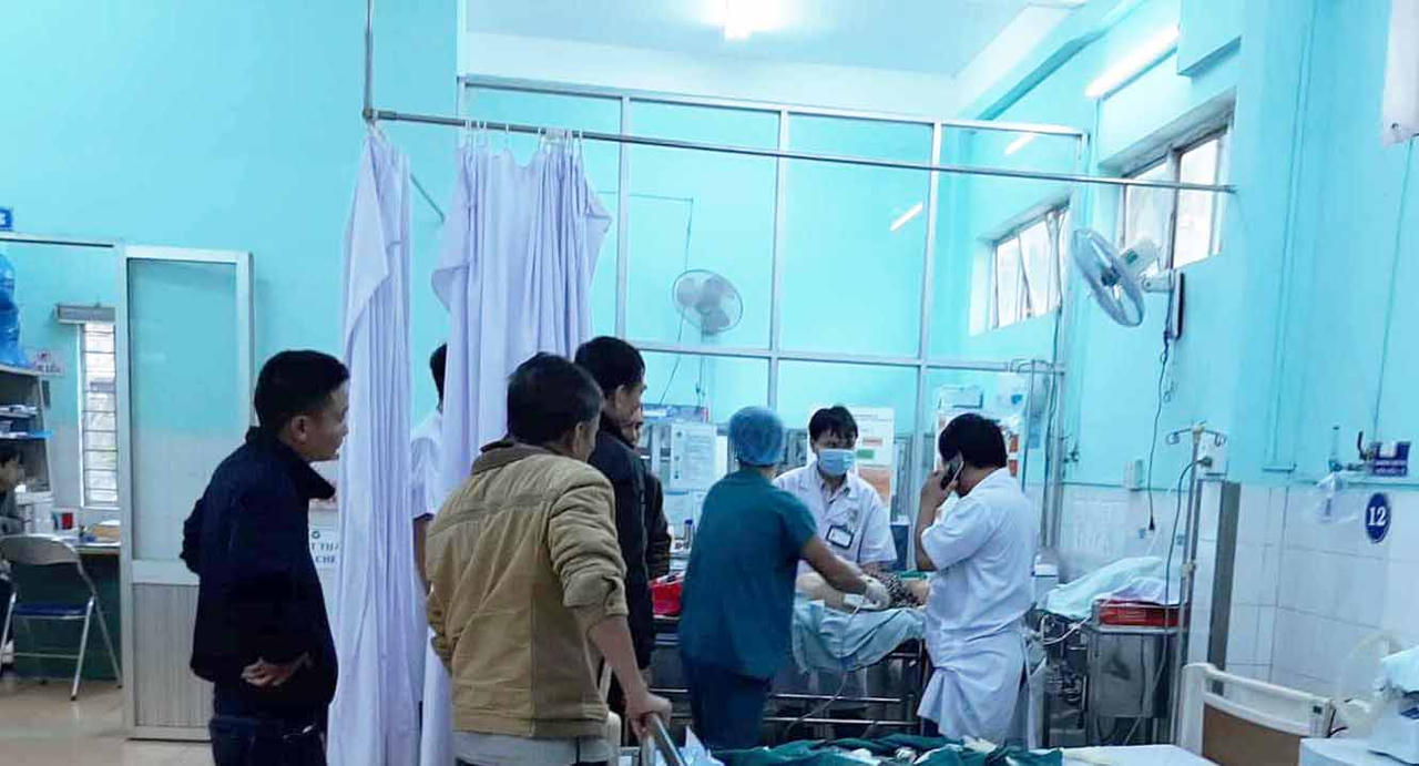 Tông 1 phụ nữ qua đường, xe khách lao vào khu chợ, 3 người thiệt mạng