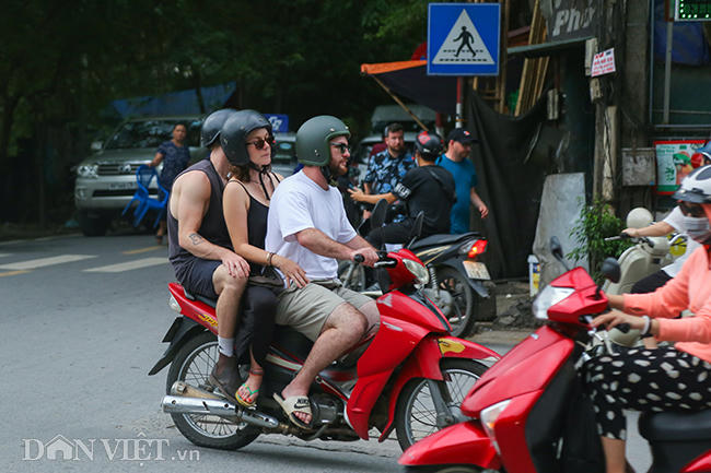khach tay vi pham giao thong tren nhieu tuyen pho o ha noi hinh anh 10