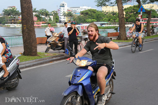 khach tay vi pham giao thong tren nhieu tuyen pho o ha noi hinh anh 11
