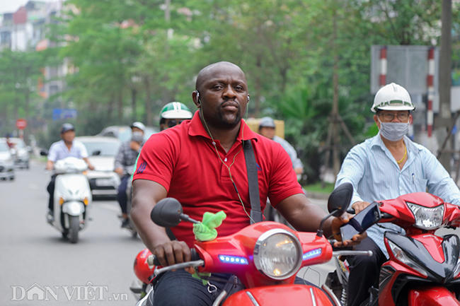 khach tay vi pham giao thong tren nhieu tuyen pho o ha noi hinh anh 12