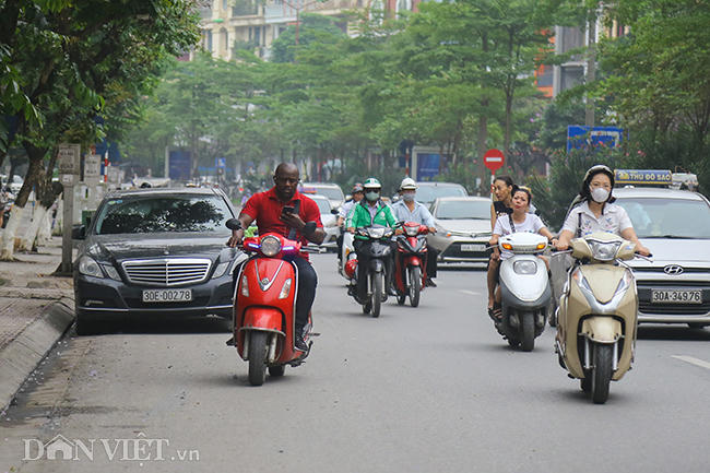 khach tay vi pham giao thong tren nhieu tuyen pho o ha noi hinh anh 1