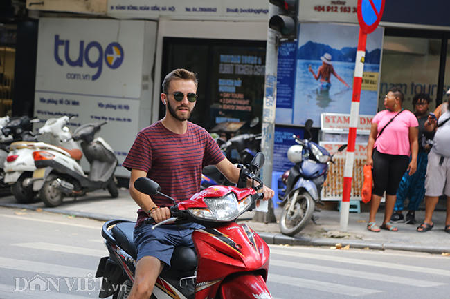 khach tay vi pham giao thong tren nhieu tuyen pho o ha noi hinh anh 2