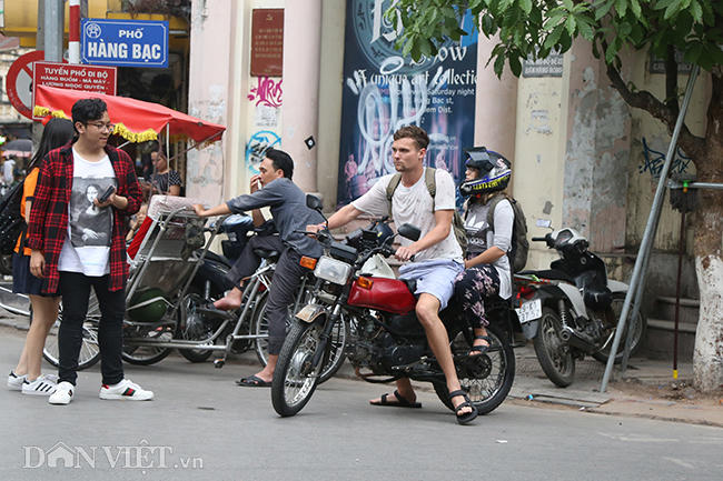 khach tay vi pham giao thong tren nhieu tuyen pho o ha noi hinh anh 3
