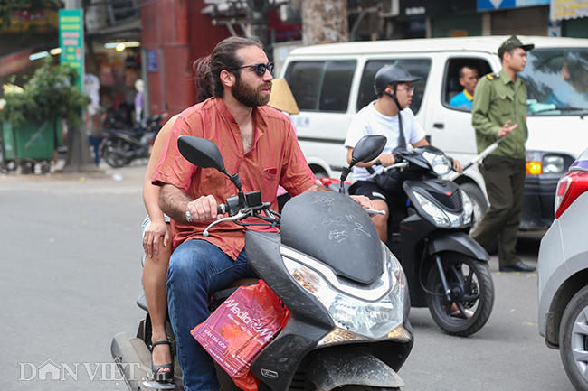 khach tay vi pham giao thong tren nhieu tuyen pho o ha noi hinh anh 4