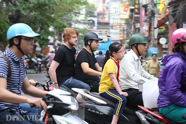 khach tay vi pham giao thong tren nhieu tuyen pho o ha noi hinh anh 5
