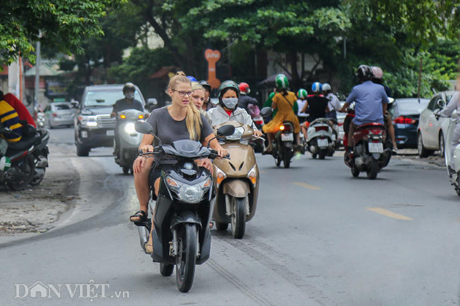 khach tay vi pham giao thong tren nhieu tuyen pho o ha noi hinh anh 6