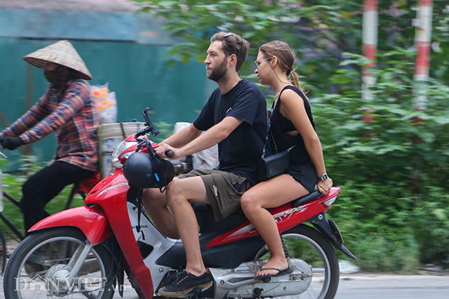 khach tay vi pham giao thong tren nhieu tuyen pho o ha noi hinh anh 7