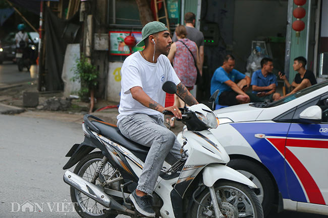 khach tay vi pham giao thong tren nhieu tuyen pho o ha noi hinh anh 8