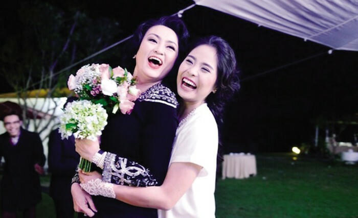 Khoảnh khắc chị Văn Thùy Dương nhận bó hoa cưới từ con dâu và từ đây mở ra những điều khiến con tim chị vui trở lại.