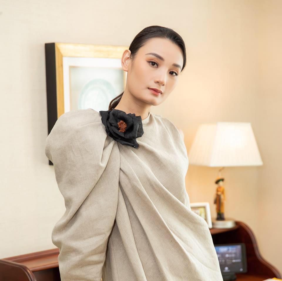 nguoi mau le thuy bat binh khi luu thien huong trach cha me be lop 1 gateway tu vong tren xe hinh anh 2