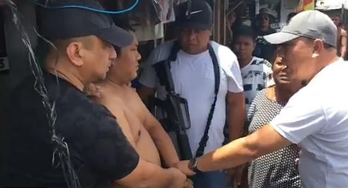 Ramon Mona Colada (cởi trần) bị bắt ở tỉnh Bicol sau khi tạt axit Glory. Ảnh: Viral Press.
