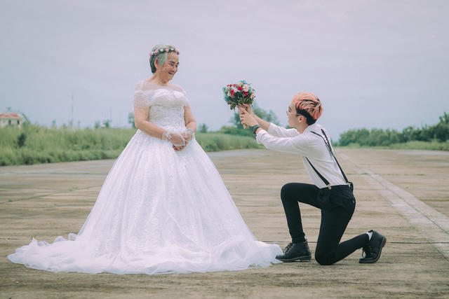 Câu chuyện xúc động phía sau bộ ảnh bà nội 89 tuổi mặc váy cưới - 4