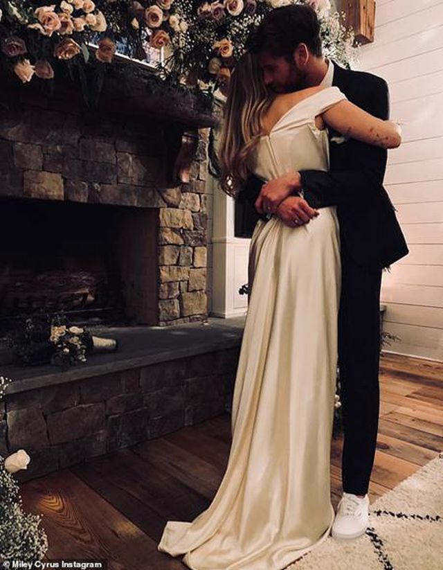 Nuối tiếc hành trình 10 năm yêu nhau của Miley Cyrus và Liam Hemsworth - 10