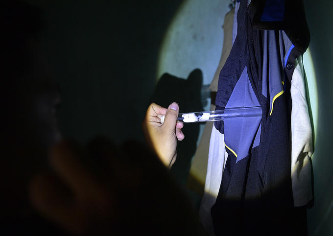 Người Hà Nội soi đèn bắt muỗi sốt xuất huyết