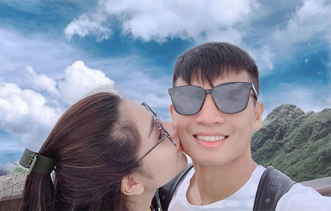 Khánh Linh hôn má Bùi Tiến Dũng trong kỳ nghỉ ở Sapa. Ảnh: KL.