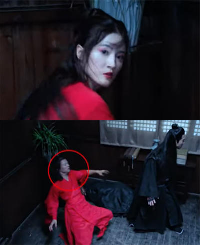 Diễn viên đóng thế nam (dưới) giúp sao nữ đóng cảnh ngã xuống sàn.