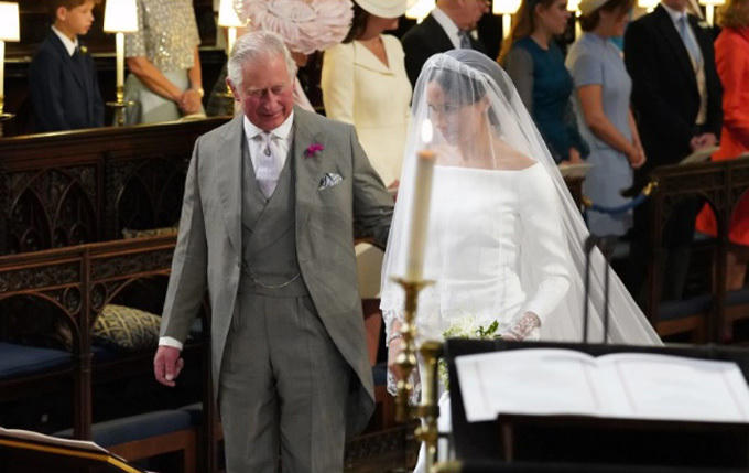 Thái tử Charles thay bố đẻ dẫn Meghan vào lễ đường trong đám cưới hoàng gia hồi tháng 5/2018. Ảnh: PA.