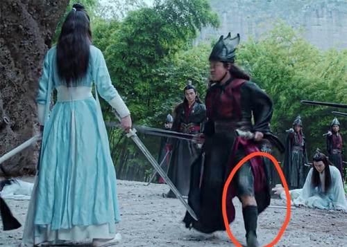 Diễn viên lộ quần jeans khi chạy, ở phim Trần tình lệnh.