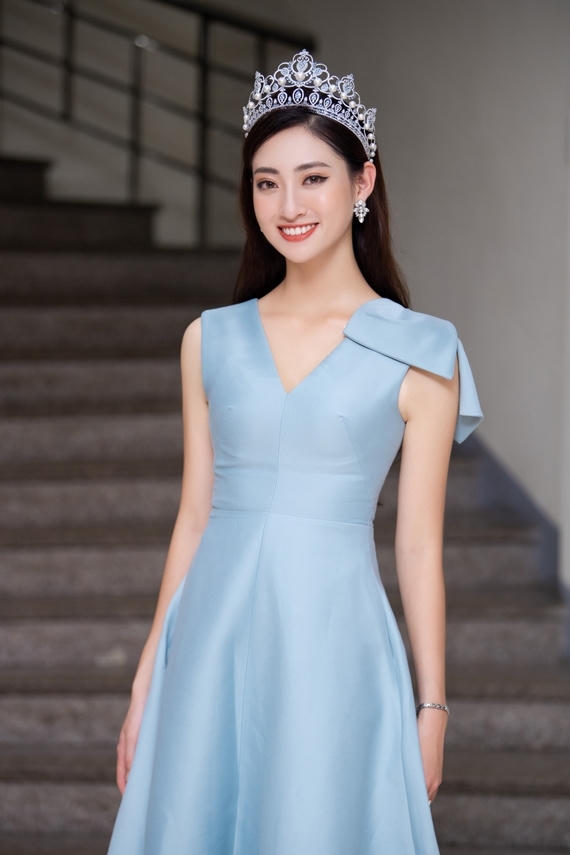 Thùy Linh diện váy thanh lịch, đội vương miện đính ngọc trai và đá quý trị giá 3 tỷ đồng.