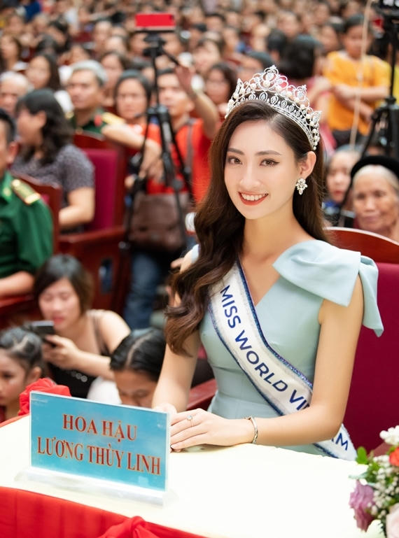 Tân Hoa hậu Thế giới Việt Nam năm nay 19 tuổi, cao 1,78m.là sinh viên Đại học Ngoại thương Hà Nội.