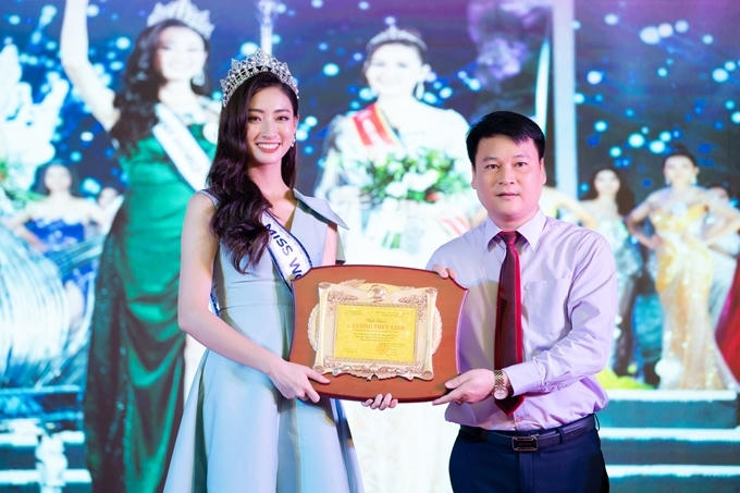 Người đẹp được đại diện lãnh đạo tỉnh Cao Bằng trao tặng bằng khen với ngôi vị hoa hậu vừa đạt được.