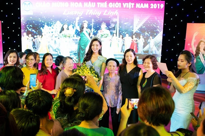 Kết thúc sự kiện, Thùy Linh nán lại chụp ảnh cùng gia đình và khán giả.