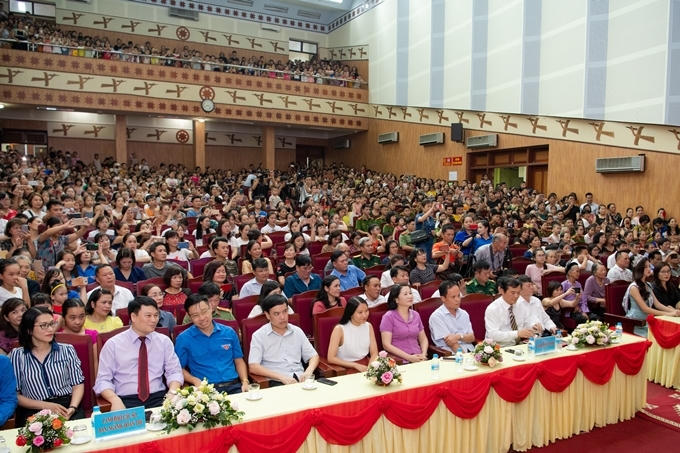 Hàng ngàn người dân dành thời gian đến hội trường nhà văn hóa tỉnh Cao Bằng để tham gia giao lưu vàchào đón tân hoa hậu Lương Thùy Linh.