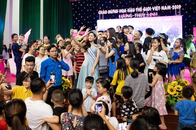 Trong chuyến đi này, cô còn thực hiện chuỗi hoạt động ý nghĩa: dânghương tại Đền thờ Chủ tịch Hồ Chí Minh,thăm và tặng quà tại Trung tâm Bảo trợ xã hội tỉnh, về thăm trường cấp 3...