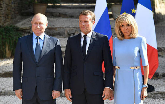 Tổng thống Pháp Emmanuel Macron, 41 tuổi, và vợ Brigitte, 66 tuổi, hôm qua có cuộc gặp mặt với Tổng thống Nga Vladimir Putin tại Fort de Bregancon, nơi ở của tổng thống ở Bormes-Les-Mimosas, phía nam nước Pháp để bàn về khủng hoảng tàu chở dầu Iran, vấn đề Crimea và vụ đầu độc bố con điệp viện Sergei Skripal.
