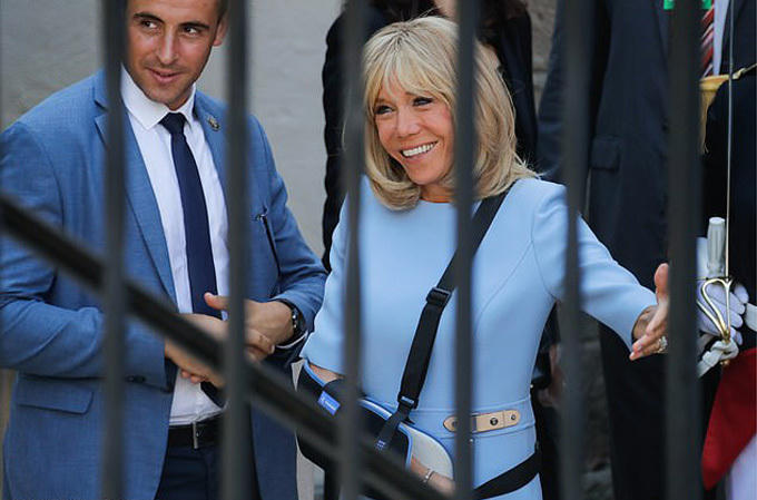 Xuất hiện bên cạnh chồng, bà Brigitte mặc một chiếc váy màu xanh nước biển, khoe khéo vóc dáng cân đối dù đã gần 70. Trông tinh thần của bà rất tốt, dù đang đeo đai đỡ tay ở bên phải. Gương mặt của đệ nhất phu nhân Pháp được nhận xét trông căng sáng và trẻ trung hơn.