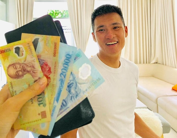 Con gái Thủy Tiên xin tiền mẹ để dành cho ba Thủy Tiên