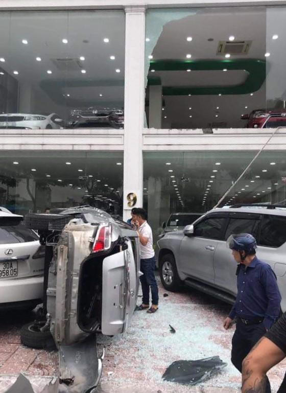 Ô tô lao từ tầng 2 xuống vỉa hè, một người phải cấp cứu