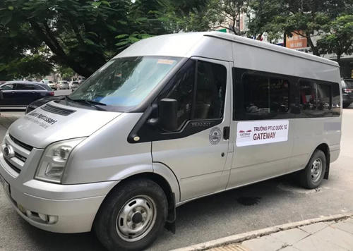 Học sinh trường Phổ thông liên cấp quốc tế Gateway được đưa đón bằng xe Ford Transit 16 chỗ. Ảnh: Dương Tâm