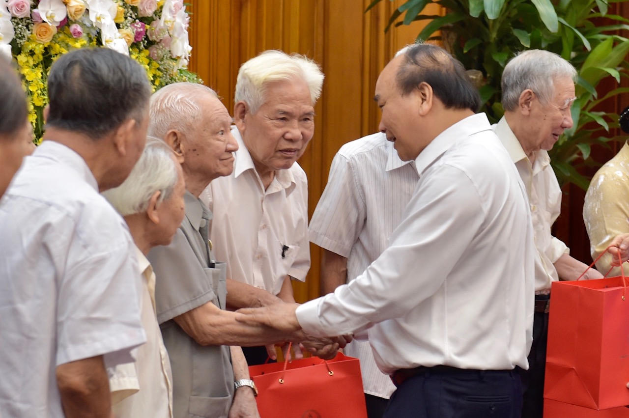 Thủ tướng nghe người trực tiếp phục vụ, bảo vệ kể chuyện cảm động về Bác Hồ