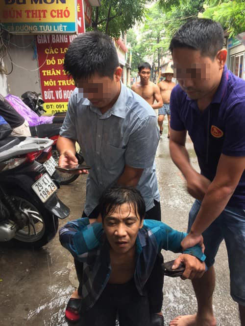 Trộm 'nhầm' quán công an ăn trưa, nhảy xuống bùn cũng không thoát