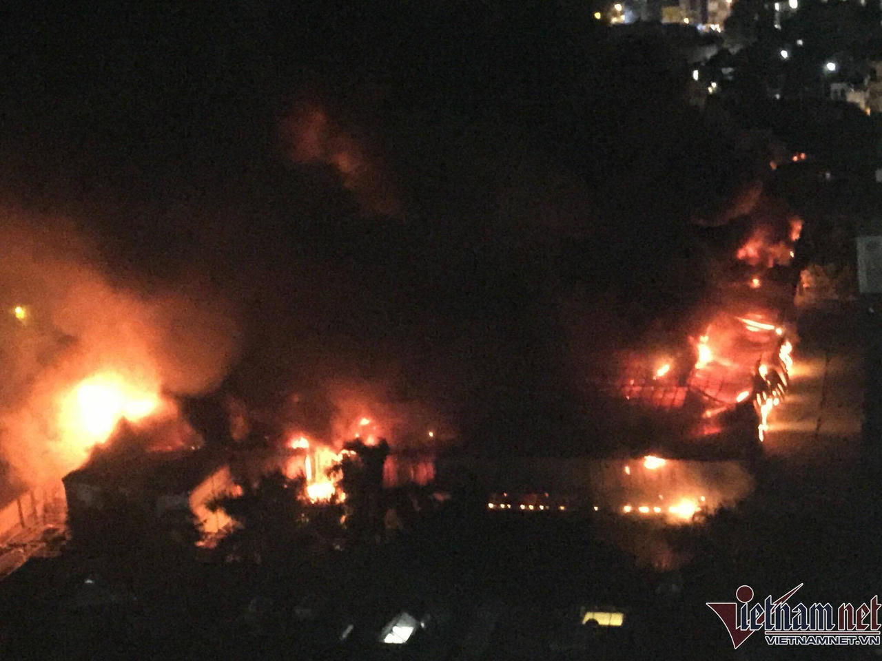 Cháy kinh hoàng tại Công ty Bóng đèn phích nước Rạng Đông (Hà Nội)