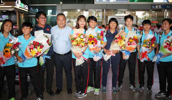 Ngày về hân hoan của những nữ cầu thủ vô địch Đông Nam Á