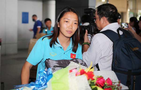 Ngày về hân hoan của những nữ cầu thủ vô địch Đông Nam Á