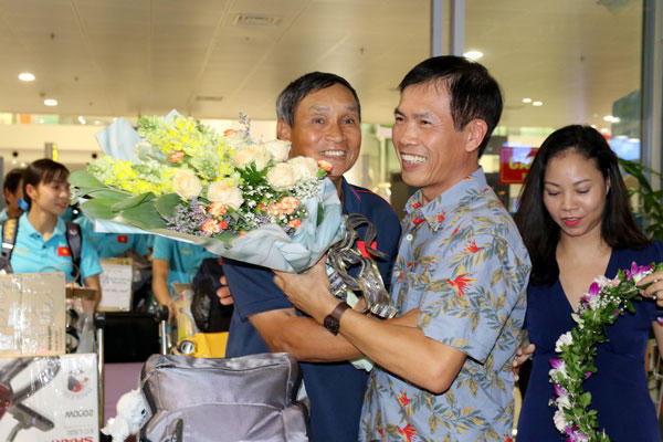 Ngày về hân hoan của những nữ cầu thủ vô địch Đông Nam Á