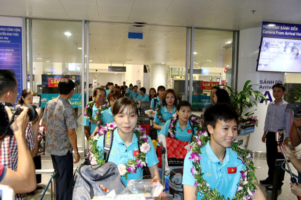 Ngày về hân hoan của những nữ cầu thủ vô địch Đông Nam Á