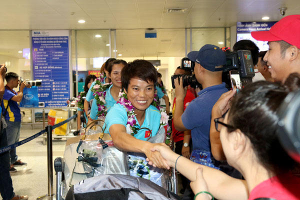 Ngày về hân hoan của những nữ cầu thủ vô địch Đông Nam Á