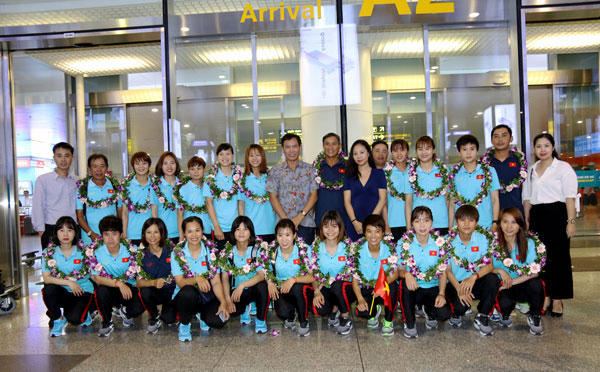 Ngày về hân hoan của những nữ cầu thủ vô địch Đông Nam Á