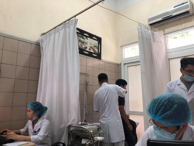 Phóng viên tác nghiệp vụ cháy nhà máy Rạng Đông đau đầu, chếnh choáng đi khám tại Trung tâm chống độc - 2