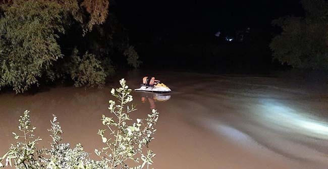Mô tô nước quần đảo trên hạ lưu sông Cầu Chày tìm người mất tích. Ảnh: Lam Sơn.