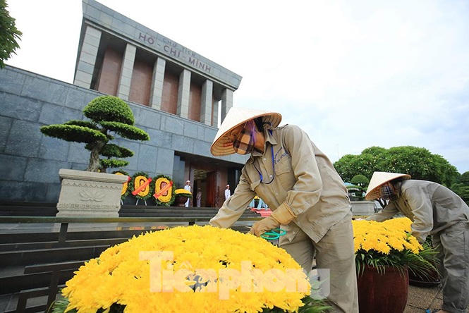 Những người thợ tận tâm dệt những thảm hoa, vườn cảnh quanh Lăng Bác - ảnh 2