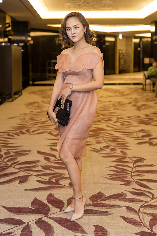 Chiều 3/9, Thu Quỳnh xuất hiện tại buổi họp báo giới thiệu giải thưởng VTV Awards 2019. Cô chọn váy nữ tính của nhà thiết kế Hòa Nguyễn.