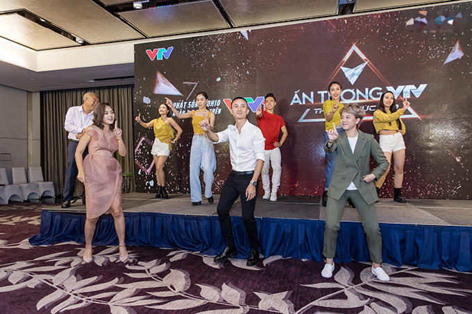 Trong buổi giao lưu, Thu Quỳnh còn tham gia thử thách nhảy điệu say rượu cùng với đoàn làm phim Về nhà đi con và Những cô gái trong thành phố.